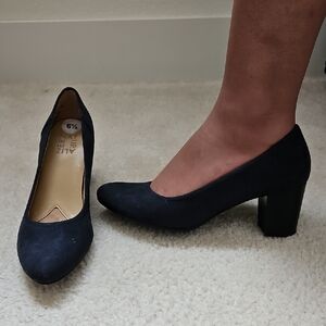 NWOT NATURALIZER Elegant Dark Navy Suede Women's Pumps